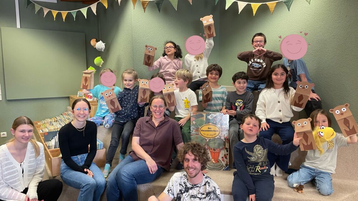 Die Pinguine besuchen die Bibliothek