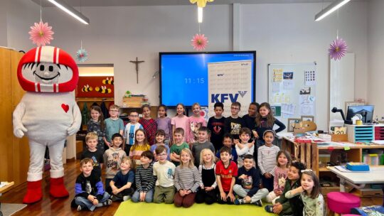 Helmi zu Besuch in den ersten Klassen