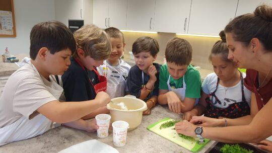 Brotbacken in den dritten Klassen